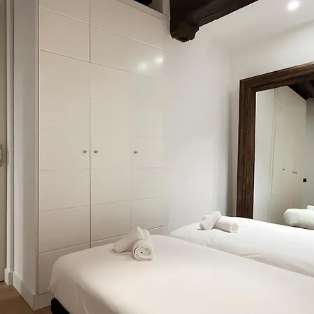 Amplitud, Diseno E Historia En El Casco Viejo Бильбао